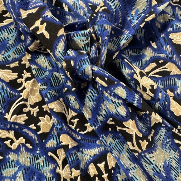 Anne Klein Women’s Floral Blue and Cream Sleeveless w/ tie Top. Poly. Size 0 - Picture 5 of 8